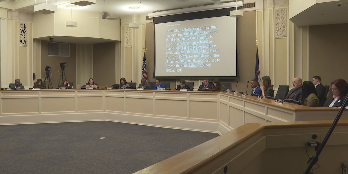 Lexington council passes first reading of ordinance that would bar blockage of bike lanes