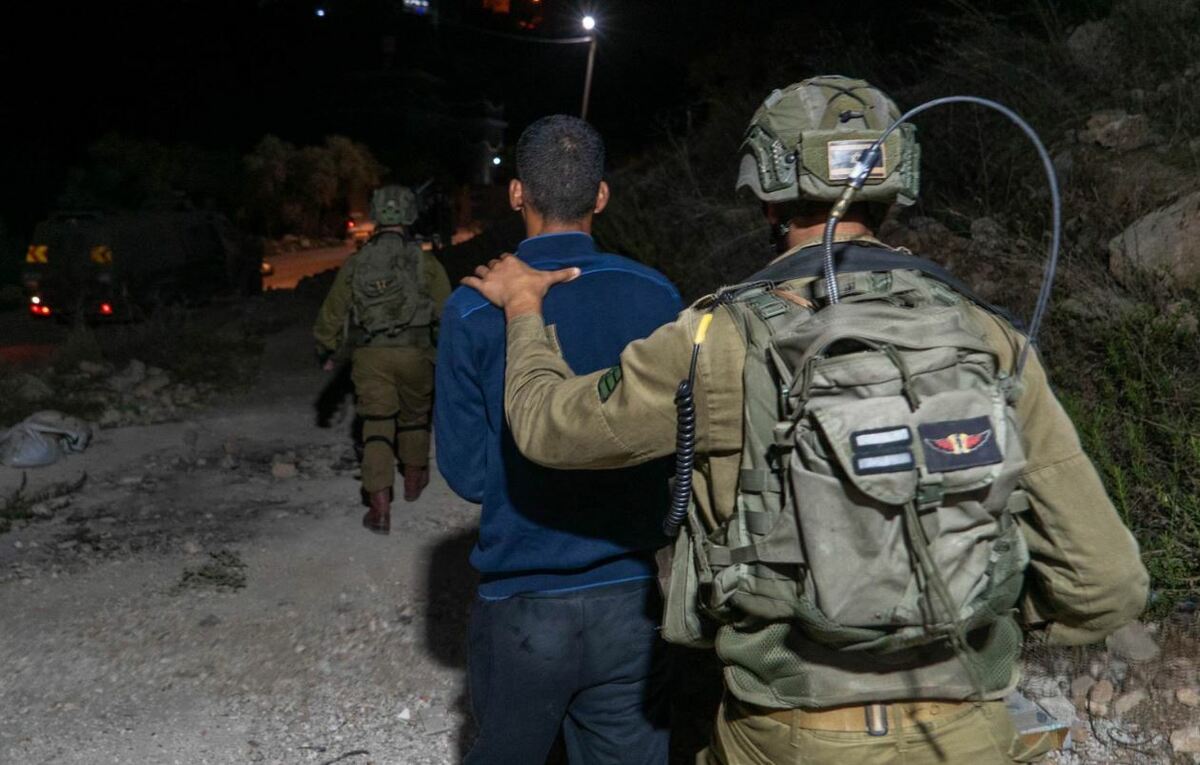 Israeli occupation forces arrest 13 Palestinians in West Bank