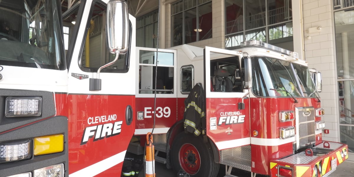 Cleveland fire crews rescue 2 from kayak in Lake Erie