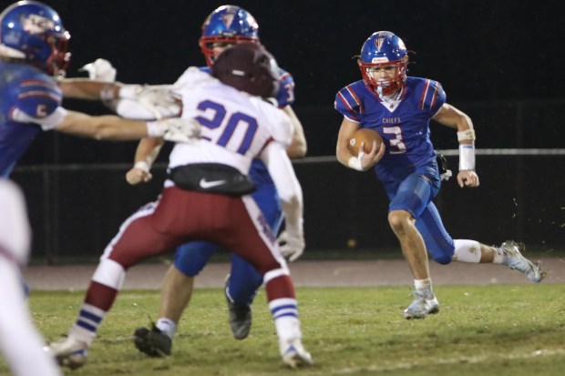 Lakeland's Rocco Spataro carries the ball during the District 2 Class 2A Championship at Lakeland High School in Scott on Friday, Nov. 07, 2025. (REBECCA PARTICKA/STAFF PHOTOGRAPHER)