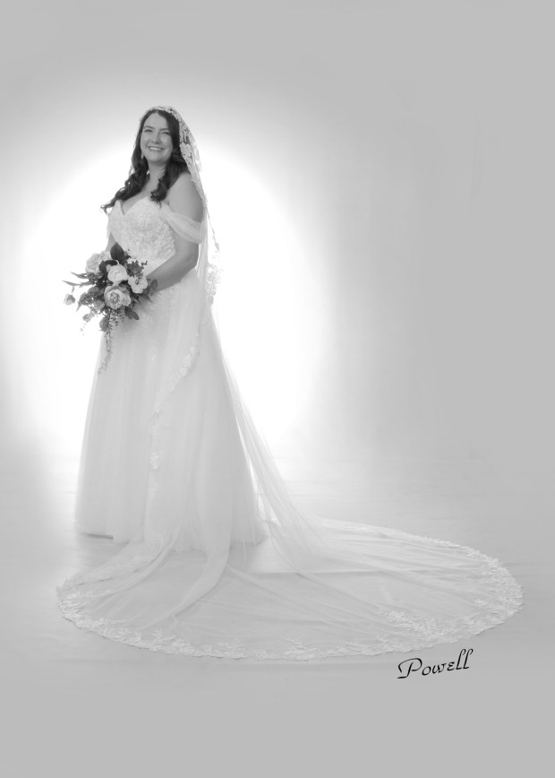 Mr. Paul Gronski IV and Mrs. Emily Loftus Gronski (POWELL STUDIO)
