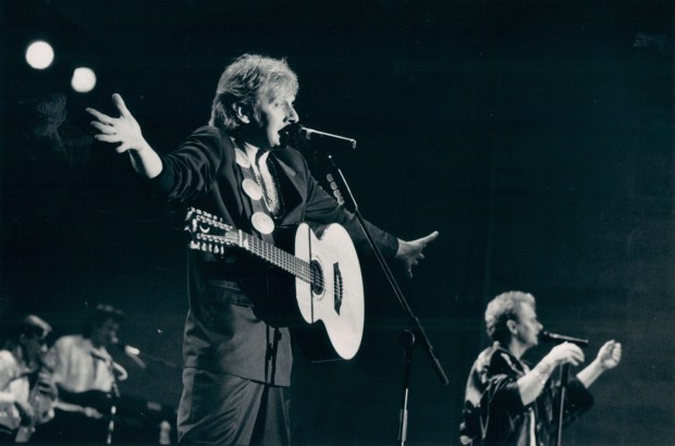 Air Supply's Graham Russell, left, and Russell Hitchcock perform at Kunstplatz during the four day of Musikfest on Tuesday, Aug. 17, 1993. (Dan DeLong/The Morning Call)