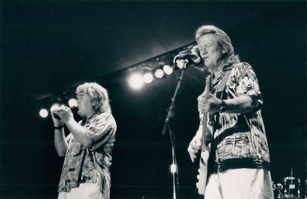 Jan Barry and Dean Torrance playing surfing sounds at Musikfest 1993. (The Morning Call file photo)