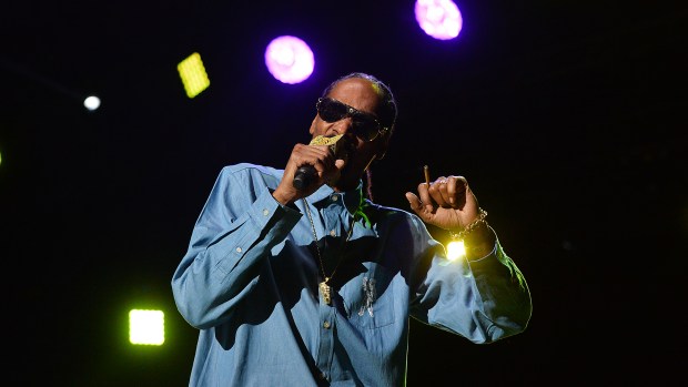 Snoop Dogg performs on Sands Steel Stage at Musikfest in Bethlehem, Pa. on Saturday, Aug. 15, 2015. // 081415 // APRIL BARTHOLOMEW / THE MORNING CALL / mc-musikfest-review-snoop-dogg-steel-stage