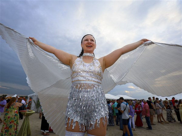 Hendel: Lake Erie beach party attracts thousands