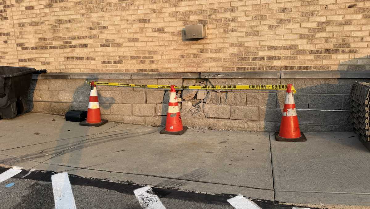 Giant Eagle GetGo Crash: Vehicle slams into building in North Versailles