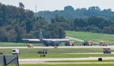 Military aircraft lands at Pittsburgh International Airport after smoke reported in cockpit – WPXI