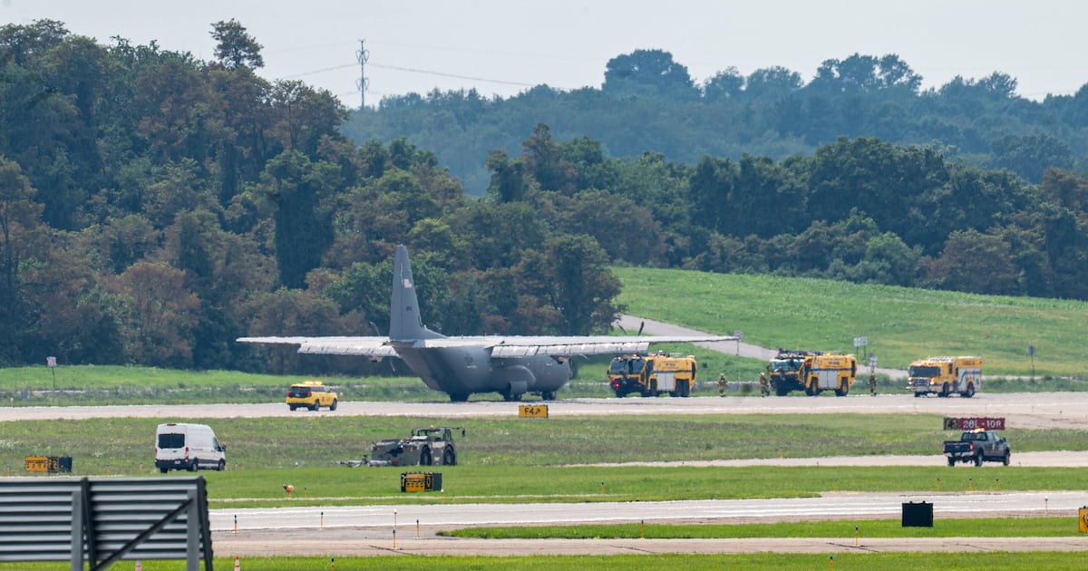 Military aircraft lands at Pittsburgh International Airport after smoke reported in cockpit – WPXI