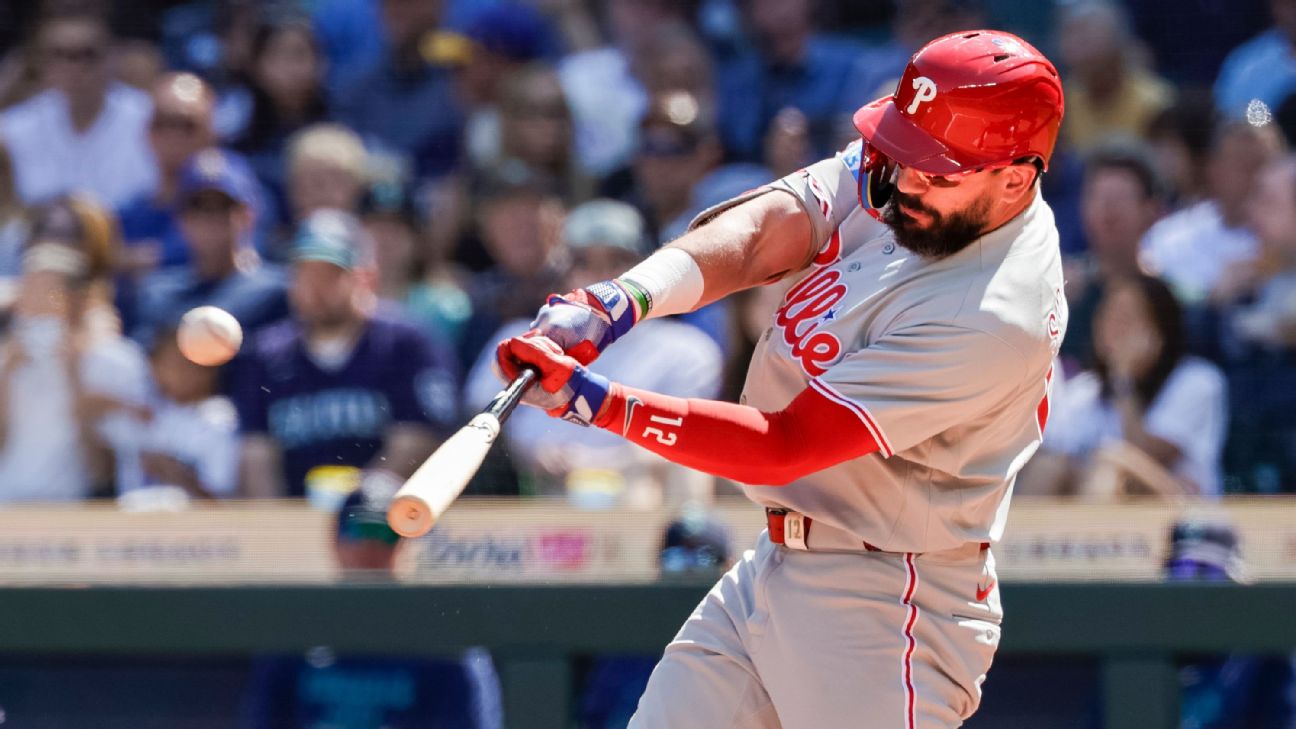 Schwarber ties Howard with Phillies record fourth 40-HR season