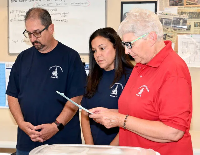 <p>Clay Carmean, left, Gail Doran, center, and Elaine Bell pause while Bell recites a poem she wrote on 9-11.</p>
<p>Tony Callaio | For Sunday Dispatch</p>