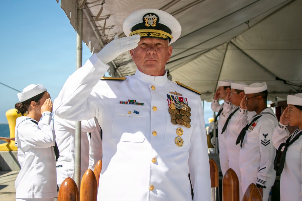 USS Lake Erie  (CG 70) Hosts Change of Command Ceremony