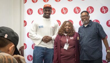 Eagles' Jalyx Hunt surprises Philly student with scholarship