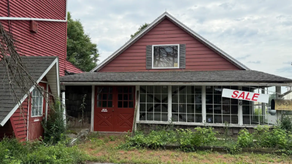 Is this real life or a Hallmark movie? One woman’s race to save a 100-year-old Christmas barn