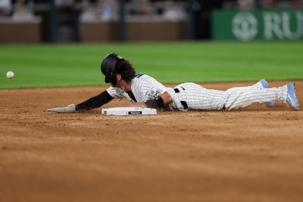 White Sox third baseman Miguel Vargas (20) steals second base before advancing to third on a throwing error in the fourth inning against the Pirates on Sept. 10, 2026, at Rate Field. (Armando L. Sanchez/Chicago Tribune)