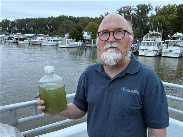UT med students, experts get firsthand look at Lake Erie algal bloom during its peak