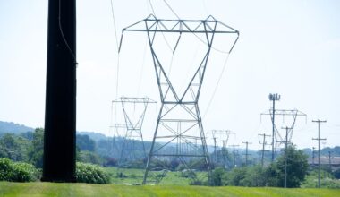 Electrical lines along Devon Park Dr by the King of Prussia Mall. (Nathaniel Hamilton for NewsWorks)