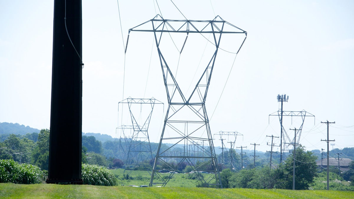 Electrical lines along Devon Park Dr by the King of Prussia Mall. (Nathaniel Hamilton for NewsWorks)
