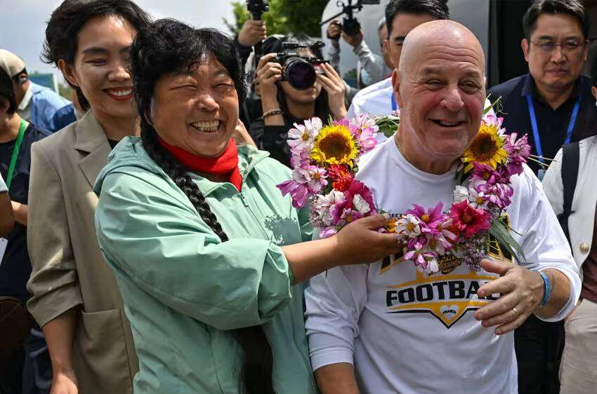 Ronald Sakolsky reunites with Yin Yuzhen after 26 years. (Photo: Getty Images) Ronald Sakolsky reunites with Yin Yuzhen after 26 years.