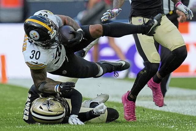 Feats of Strength: Aaron Rodgers’ footwork, combos at ILB, RB power Steelers to win in Paris