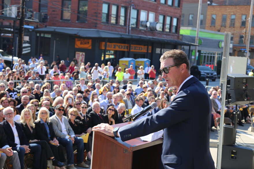 Mario Lemieux address crowd during his Pittsburgh Walk of Fame induction on Oct. 13, 2026