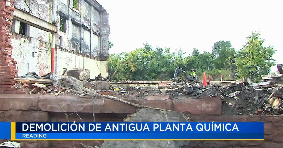 Demuelen antigua planta química de Reading tras dos incendios provocados | Noticias