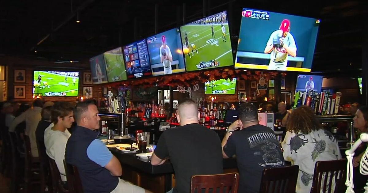Fans in Bethlehem Twp. pack local bars to support Phillies in game 3 of Wild Card series | Bethlehem Area