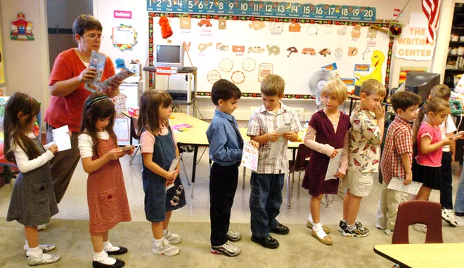 JoAnna Connell kindergarten teacher Christine Santini gets her students ready to have their class pictures taken in September 2007.