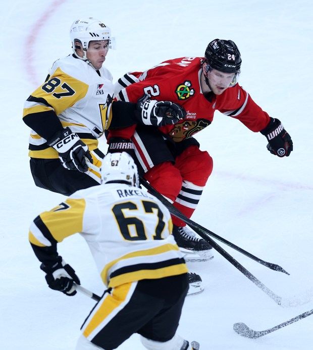 Pittsburgh Penguins center Sidney Crosby (87) and Chicago Blackhawks defenseman Bowen Byram (24) battle in the second period of a game at the United Center in Chicago on Oct. 13, 2026. (Chris Sweda/Chicago Tribune)