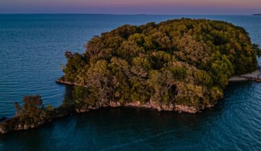 Metroparks Toledo helping conservation group buy historic Lake Erie island