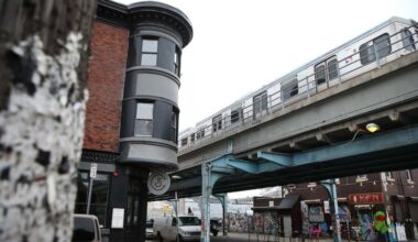 The Market-Frankford El rumbling past Front Street Cafe in February 2016.