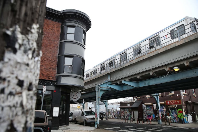 The Market-Frankford El rumbling past Front Street Cafe in February 2016.