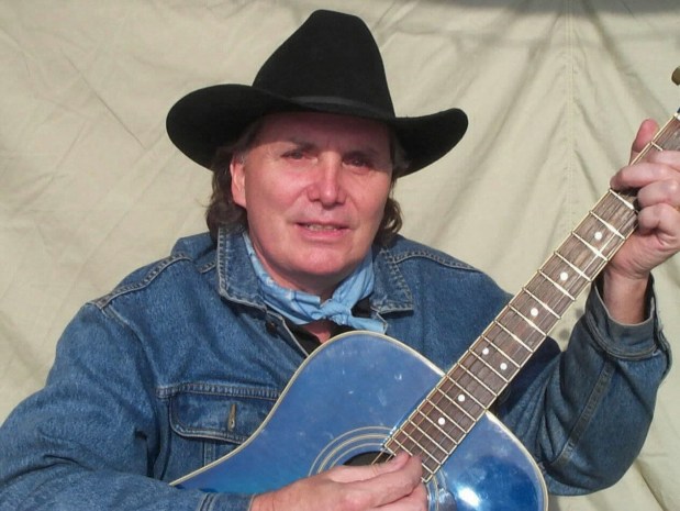 Country singer-songwriter-guitarist Pat Garrett has died at 84. (FILE)