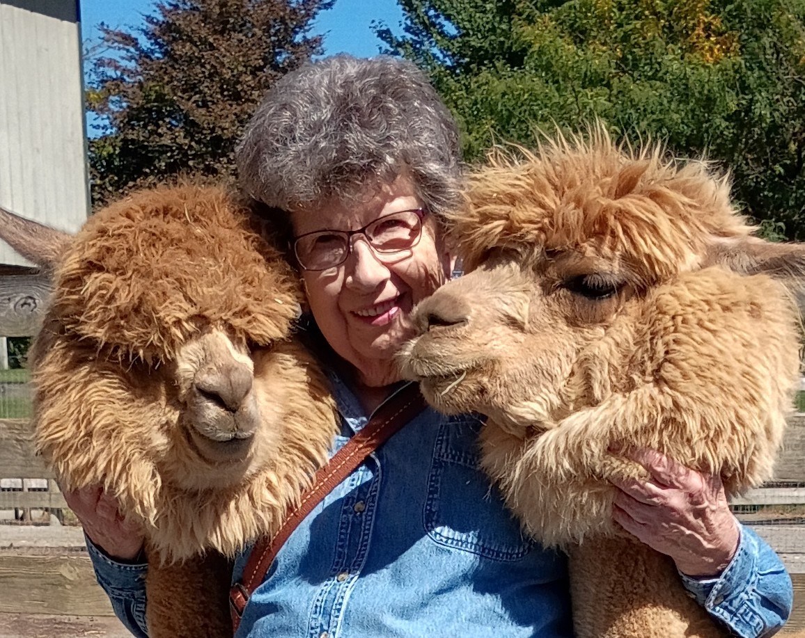 Heritage of Green Hills residents visit Eastland Alpacas