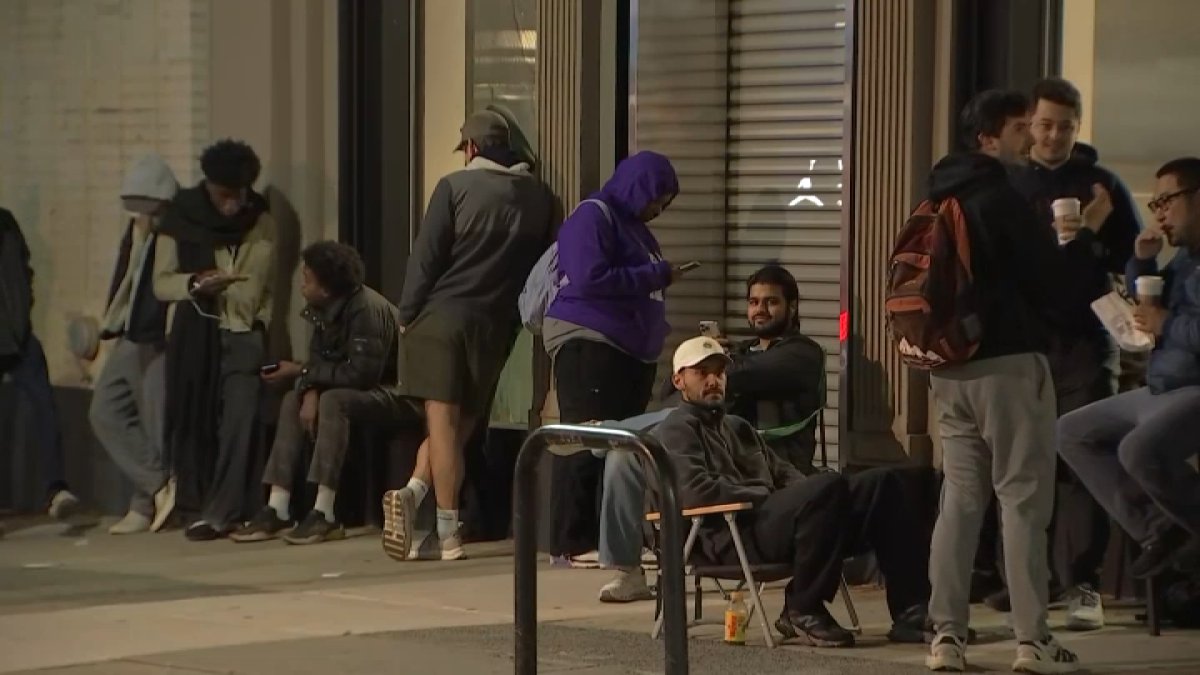 Foldable iPhone Duo sparks early lines at Center City Apple store – NBC10 Philadelphia