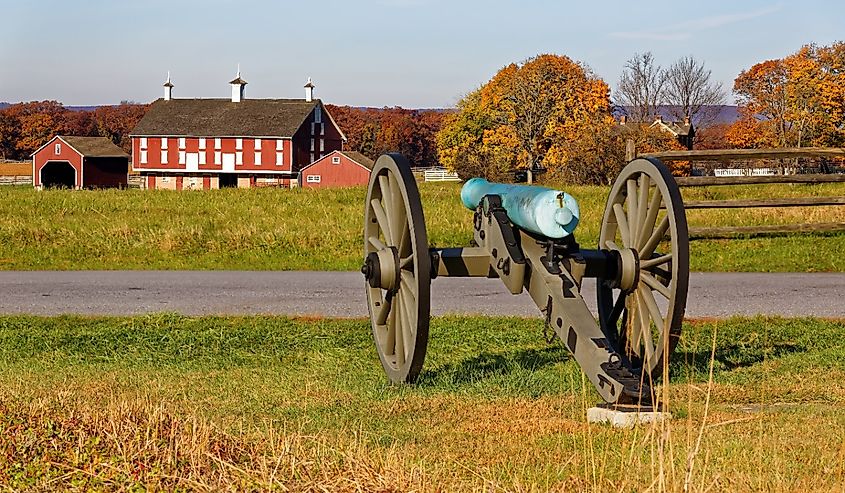 Monuments and cannon at Gettysburg National Military Park.