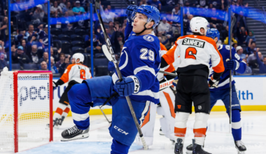 Lightning pull away late in third, keep Flyers winless