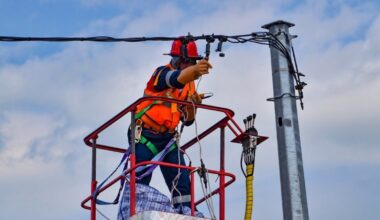 Houston power outage tracker: Centerpoint reports over 150K without power, check Entergy updates, maps amid thunderstorm