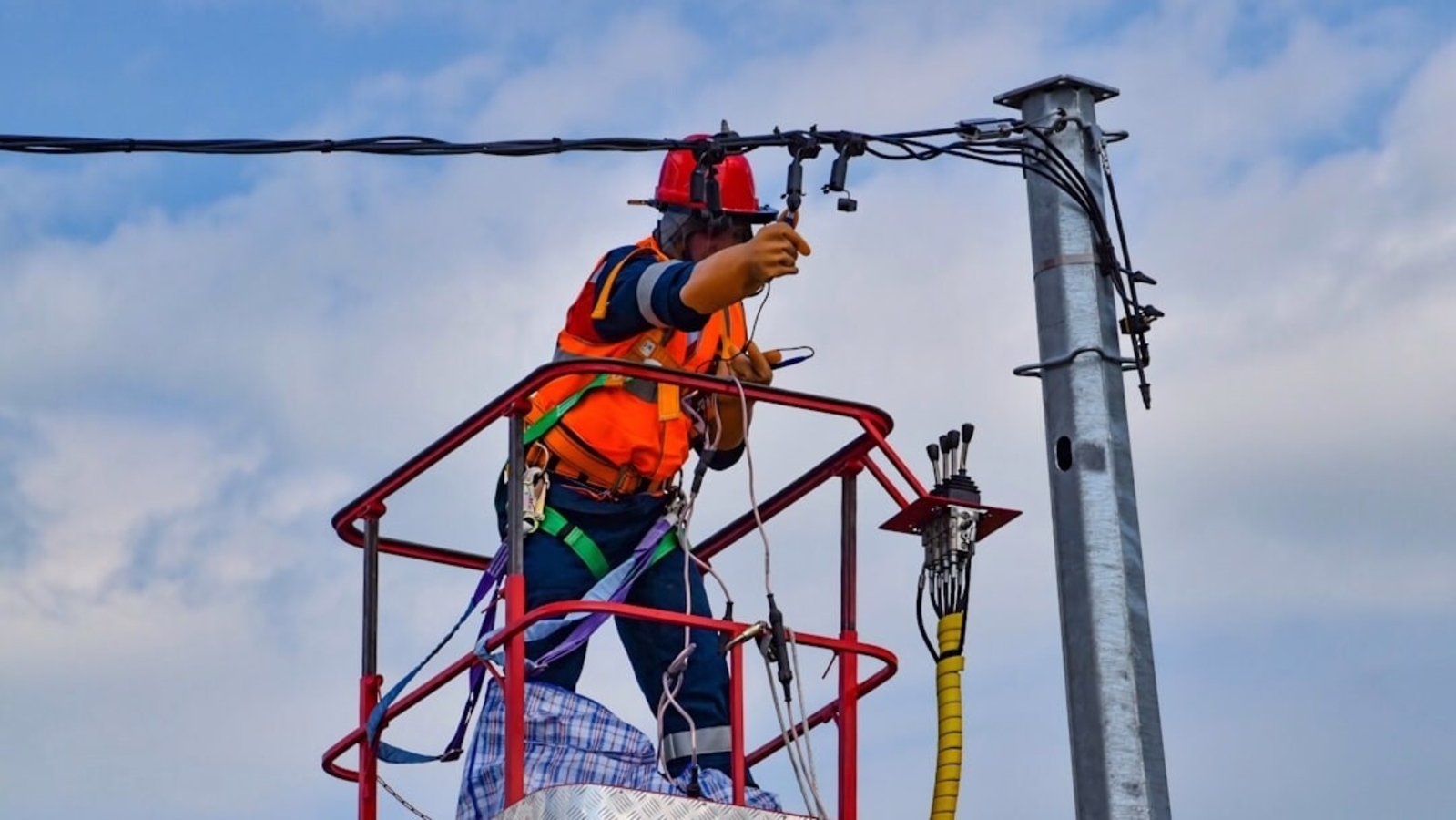 Houston power outage tracker: Centerpoint reports over 150K without power, check Entergy updates, maps amid thunderstorm