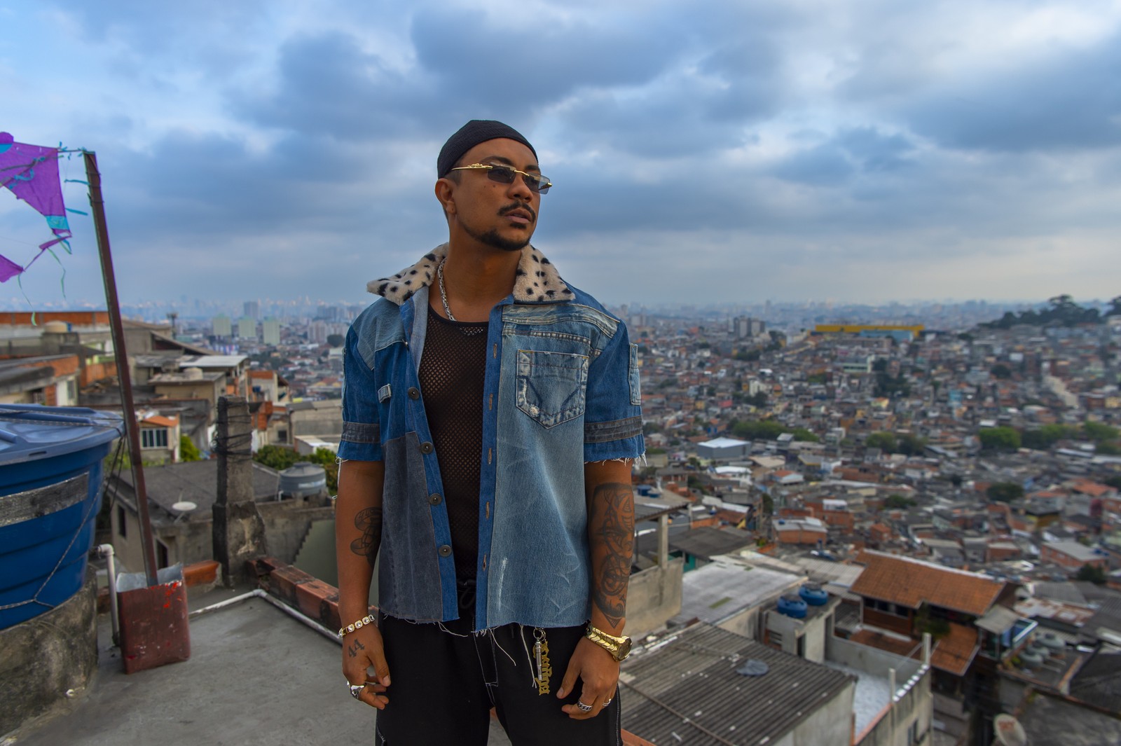  Bagdá (Xamã) é chefe do tráfico de drogas da Chacrinha. Ele assumiu o comando da facção depois que Jorginho Ninja (Juliano Cazarré) foi preso.— Foto: Estevam Avellar / TV Globo