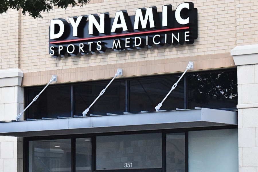 Exterior of a building with Dynamic Sports Medicine signage