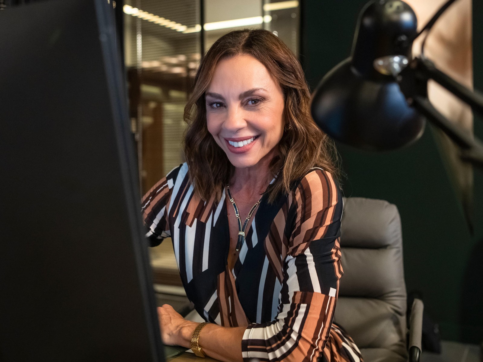 Xênica (Carla Marins) é funcionária da Fundação Ferette. É ingênua e não acredita na maldade das pessoas. — Foto: Globo/ Estevam Avellar