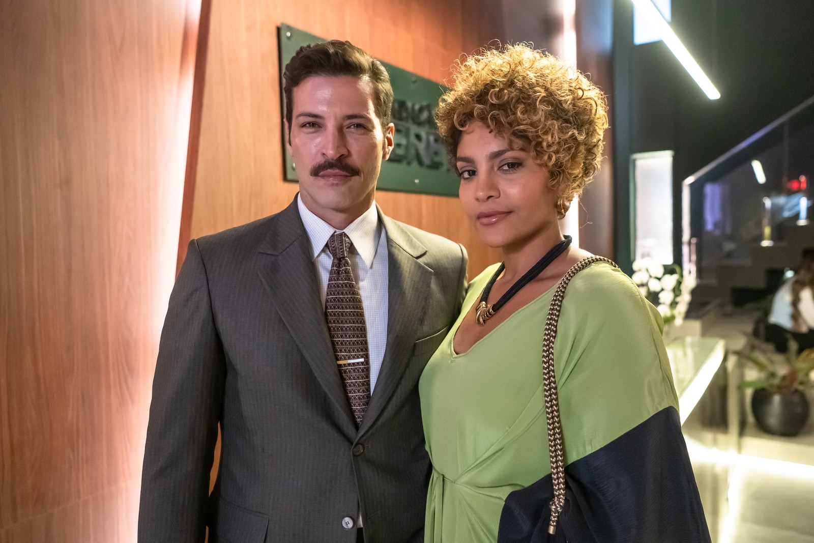 Lena (Barbara Reis) é casada com Herculano (Leandro Lima). Frustrada por não conseguir engravidar, é capaz de fazer loucuras para se tornar mãe — Foto: Globo/ Estevam Avellar