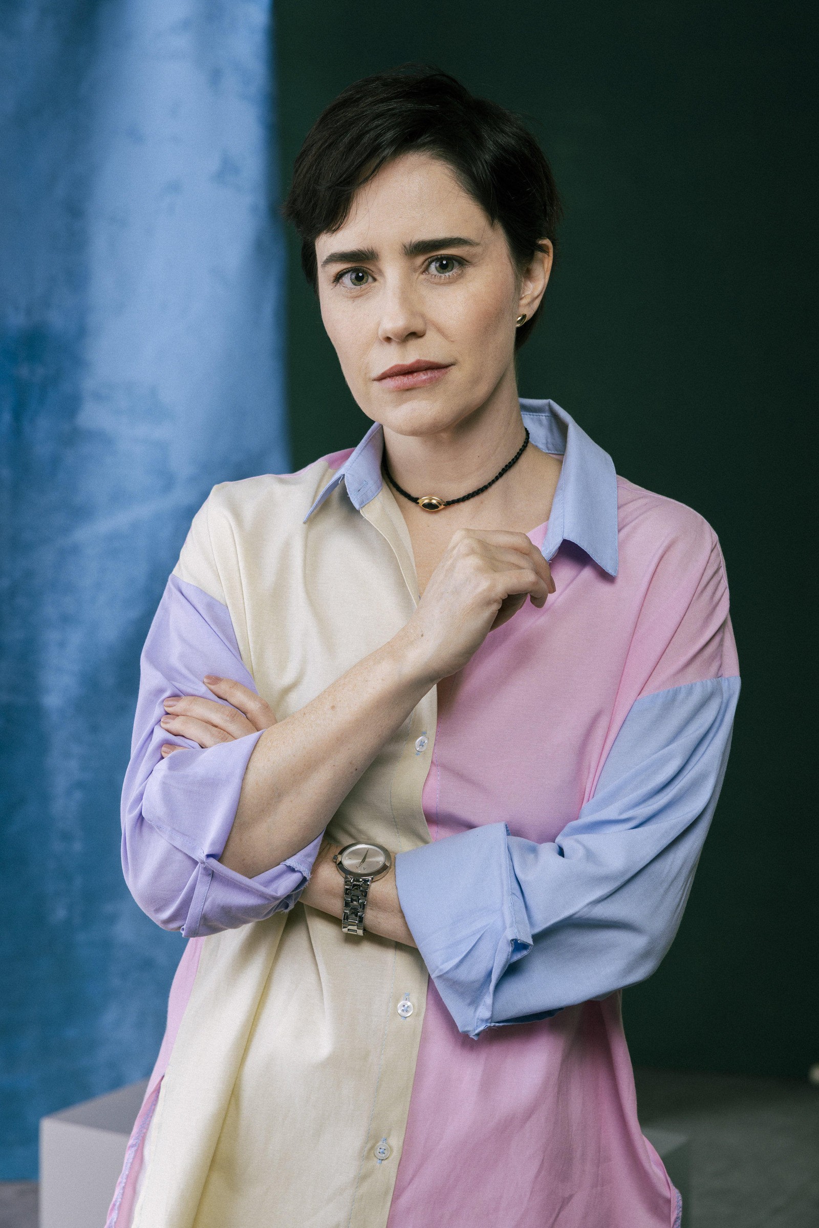 Samira (Fernanda Vasconcellos) é chef de cozinha da Fundação Ferette e aparenta ser uma mulher séria, mas esconde uma atividade criminosa — Foto: Globo/ Victor Pollak