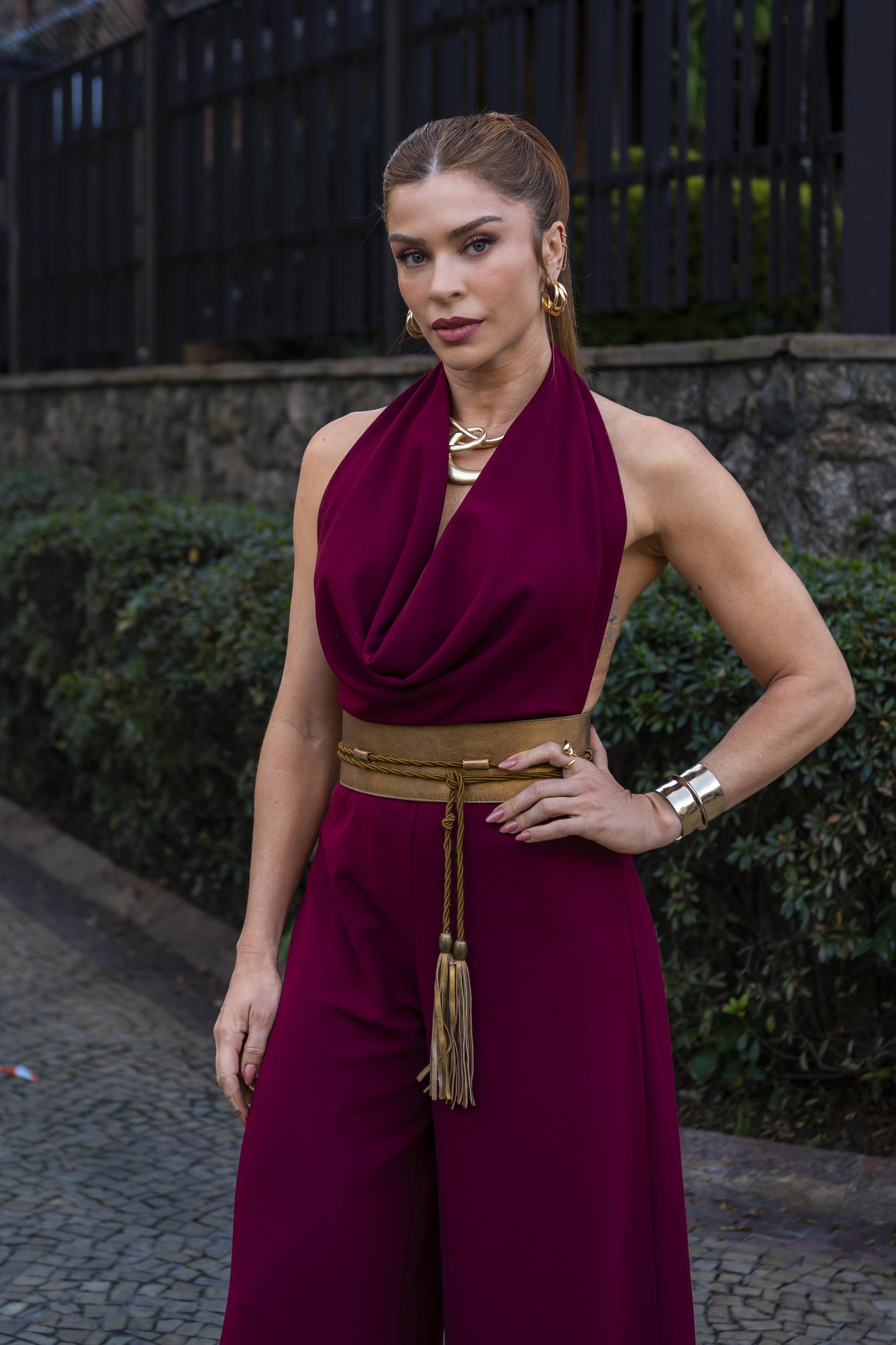 A vilã Arminda (Grazi Massafera) é amante de Ferette (Murilo Benício). Cruel, gosta de humilhar o filho, Raul (Paulo Mendes), e negligencia a mãe idosa, Josefa (Arlete Salles). Ela guarda em sua casa a estátua Três Graças, onde Ferette esconde uma verdadeira fortuna — Foto: Globo/ Estevam Avellar