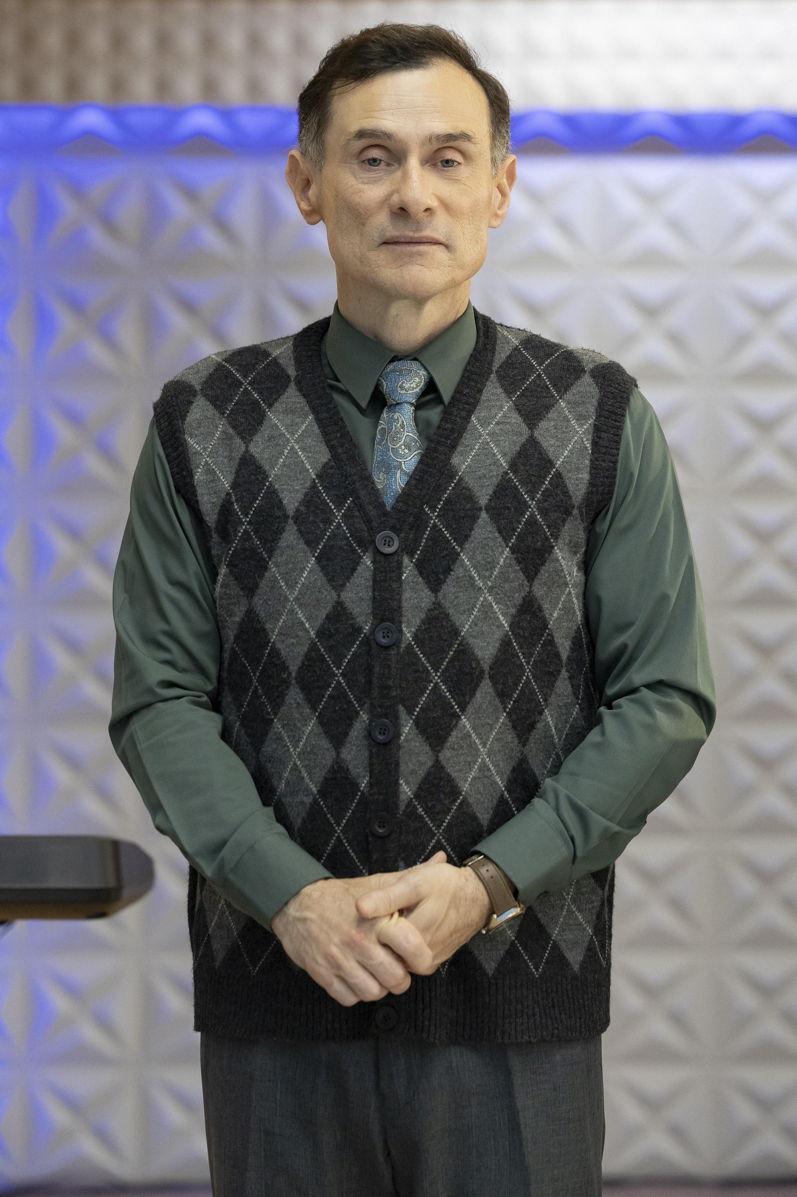 Pastor Albérico (Enrique Diaz) é viúvo e criou a filha, Kellen (Luiza Rosa), sozinho. Faz trabalho de evangelização em igrejas e se interessará por Lígia (Dira Paes) — Foto: Globo/ Manoella Mello