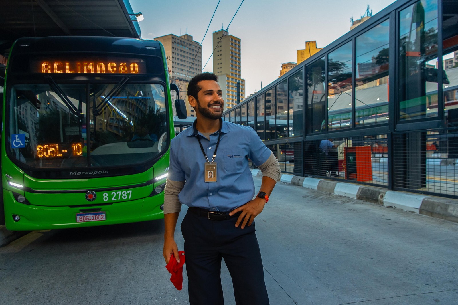 O motorista de ônibus Gilmar (Amaury Lorenzo) envolve-se com Gerluce (Sophie Charlotte), que se decepciona ao descobrir que ele é casado — Foto: Globo/ Estevam Avellar