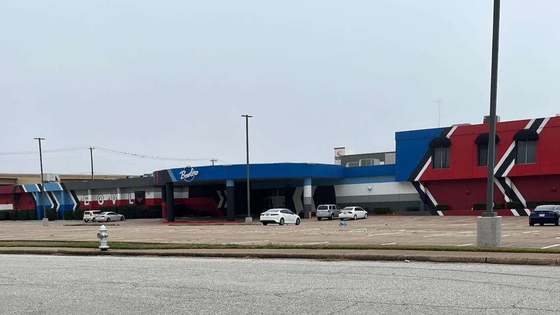 1 person hospitalized after shooting in bowling alley parking lot, Euless police say