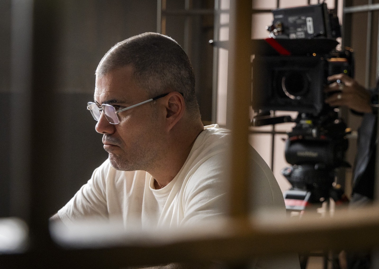 Jorginho Ninja (Juliano Cazarré) é o pai de Joélly (Alana Cabral), mas nunca teve contato com ela. Traficante perigoso, ficou preso por anos e se converteu ao conhecer o pastor Albérico (Enrique Diaz)— Foto: Beatriz Damy/Globo