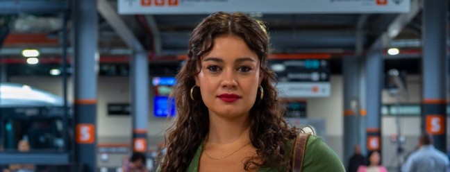 Gerluce (Sophie Charlotte) é a mocinha da história. Mãe solo e cuidadora de Josefa (Arlete Salles) na casa de Arminda (Grazi Massafera), ela descobre o esquema de falsificação de remédios de Ferette (Murilo Benício) e decide fazer justiça— Foto: Globo/ Estevam Avellar