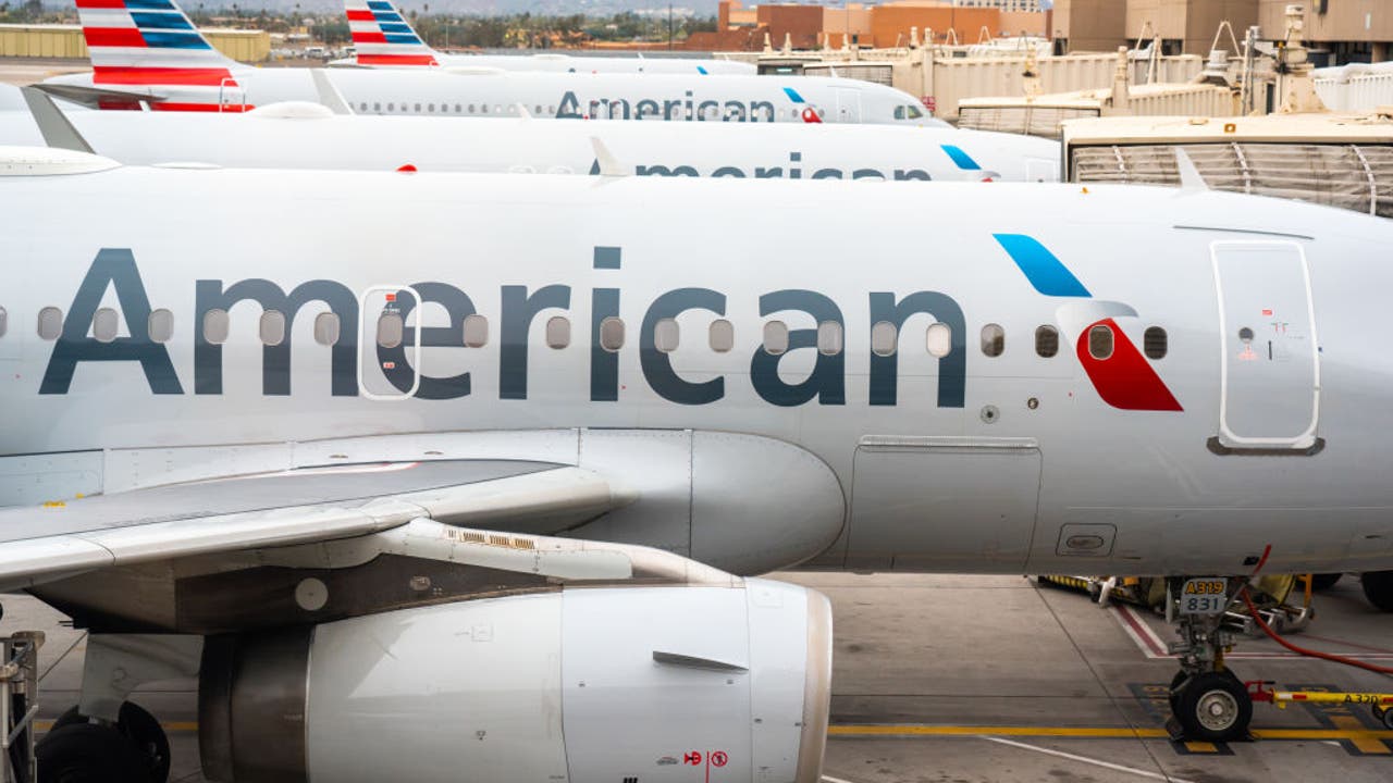 5 hospitalized after American Airlines flight diverted to Houston